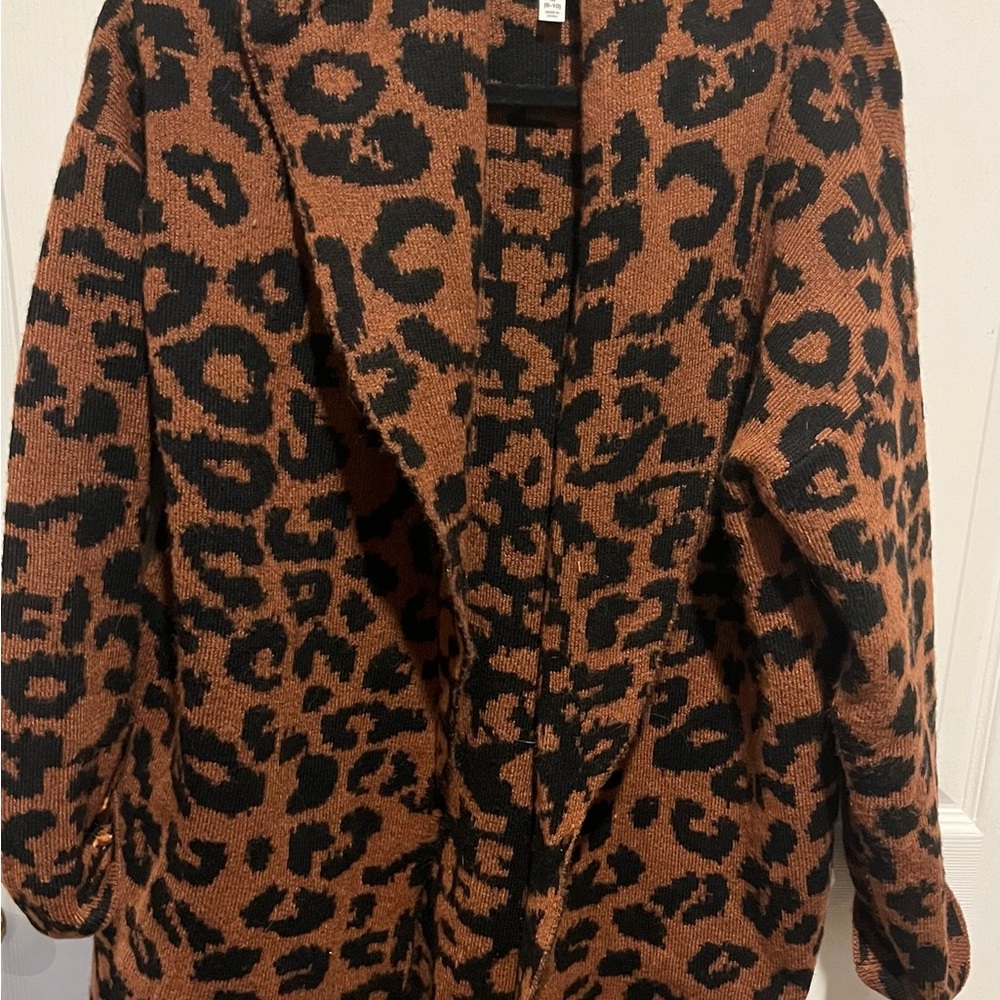 Animal print warm sweater like coat with pockets